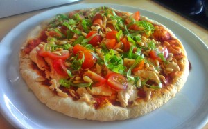 Pizza met pittige houmous en verse kruiden