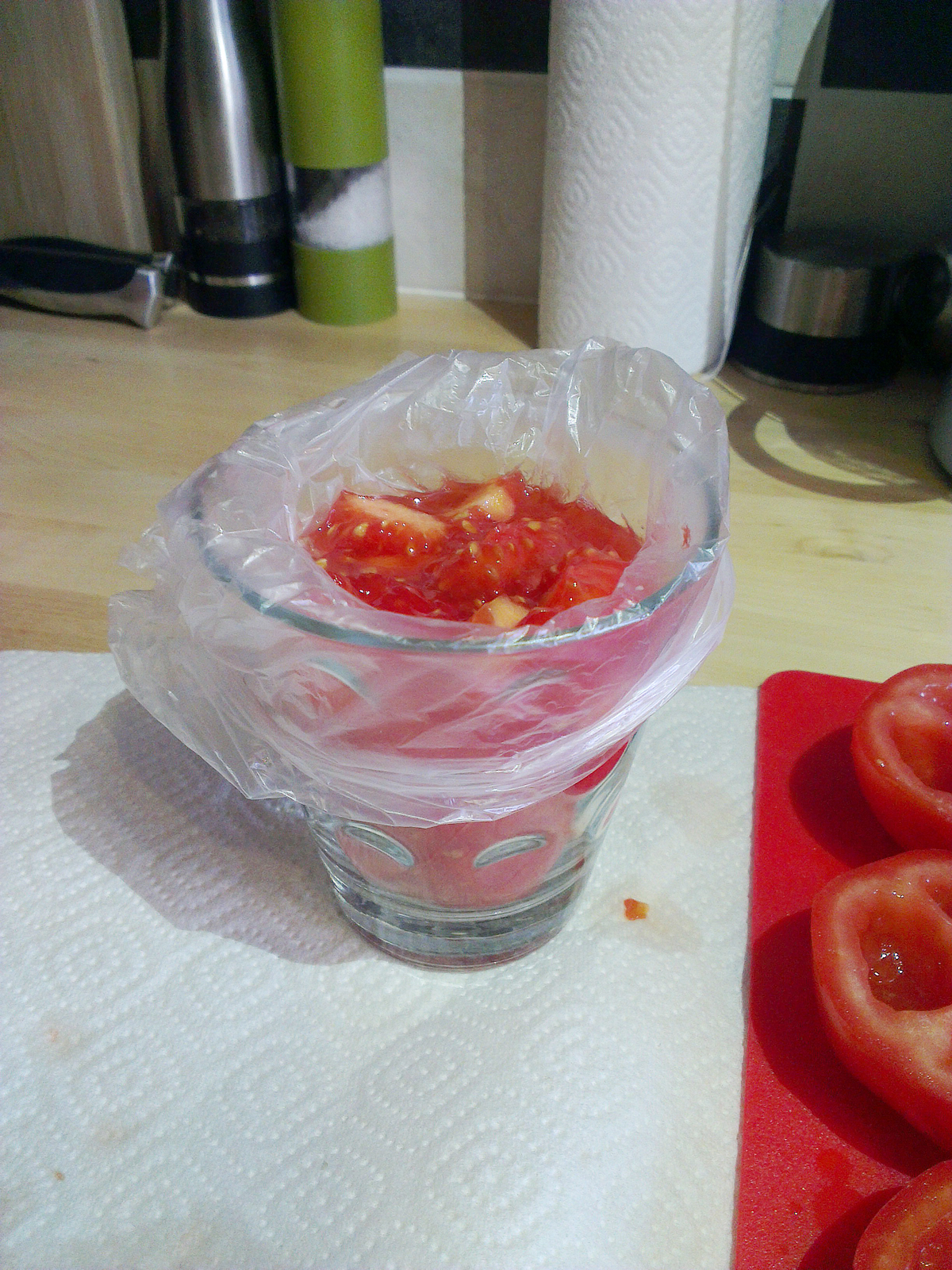 Tomaten ontpitten zonder te knoeien